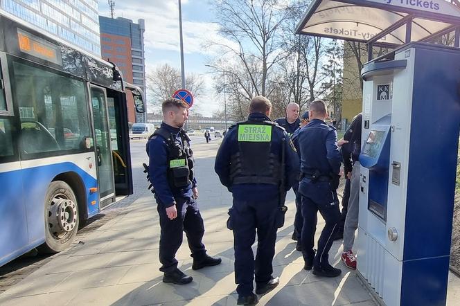 Kraków: urządzili sobie imprezę w autobusie. Kopali drzwi, palili papierosy