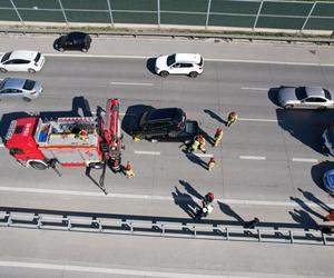  Gigantyczna kraksa pięciu samochodów na moście Południowym. Auto wjechało na dach drugiego!