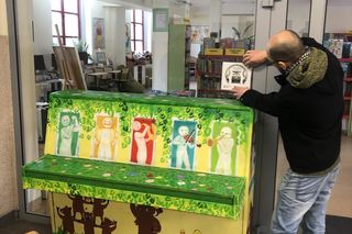 To pierwszy taki resort na świecie. W Olsztynie powstało... Ministerstwo Adopcji Pianin