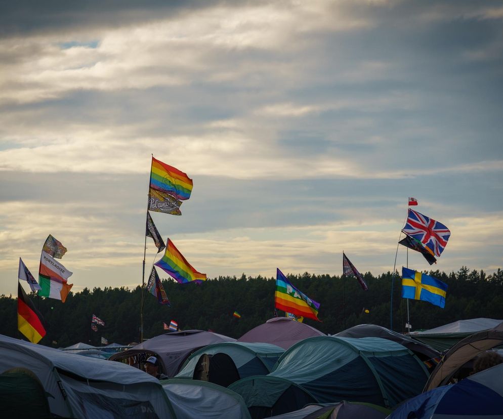 Kolorowe flagi nad polem namiotowym festiwalu Pol’and’Rock. O niezbędnym ekwipunku przeczytasz na EskaRock.