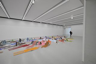 Wanny, buty i manekiny za 851 tys. zł? Ale sztuka! „To jedna z najbardziej wpływowych artystek na świecie”