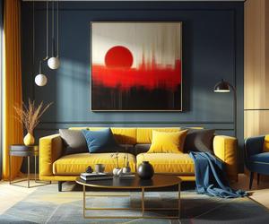 Granatowa ściana w salonie z żółta sofą