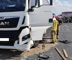 Dostawczak wjechał w ciężarówkę. Groźna kolizja na S5 koło Leszna