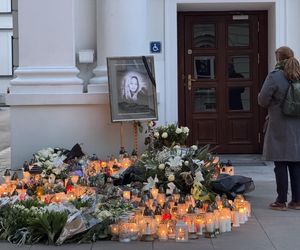 Społeczność UW pożegnała zaatakowaną pracowniczkę (8.05.2025)