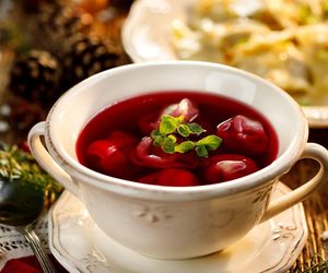 Tak Tomek Strzelczyk gotuje barszcz czerwony na wigilię. Bez zakwasu i octu, a pyszny i aromatyczny 