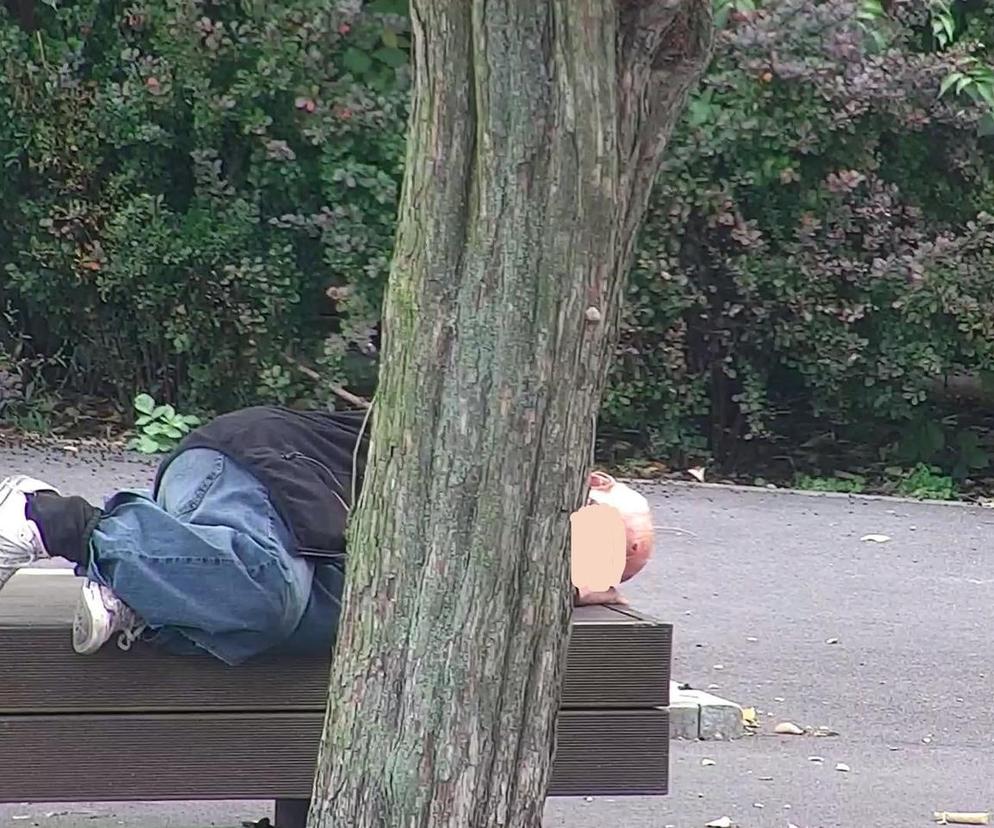 Nagi problem w Bielsku-Białej. Bezdomni zakłócają spokój mieszkańcom. Wychodzą nawet w stroju Adama