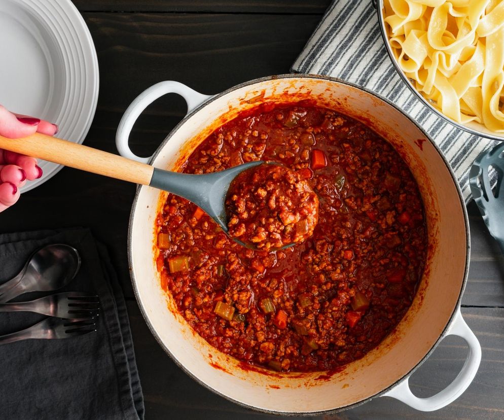 Chrupiące bułeczki z serem i sosem bolońskim. Jamie Oliver zachwyca po raz kolejny