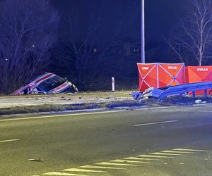 Tragiczny wypadek na Mazowszu. Karetka na sygnale dachowała w rowie. Jeden ratownik zginął na miejscu