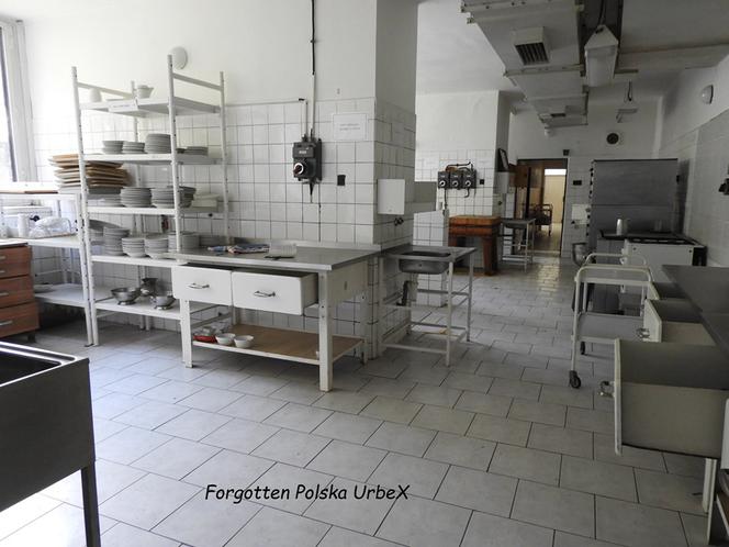 Lalka "śpiąca" w łóżku i urządzenia rehabilitacyjne. Co znajduje się w opuszczonym sanatorium przy polskiej granicy? [ZDJĘCIA]