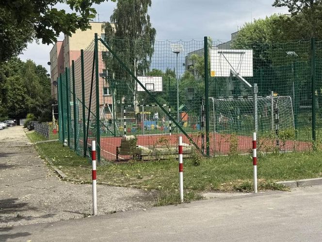 Libacje pod chmurką. Na boisku kanapa, fotel i wściekli mieszkańcy