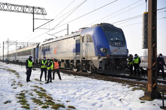 Pociąg jadący z Rzeszowa do Szczecina zderzył się z lokomotywą! Są ranni i utrudnienia