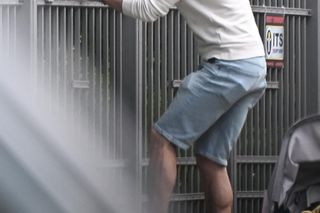 Filip Gurłacz na spacerze z żoną i synem. Nie zwalczył nałogu 