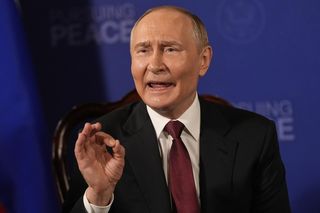 Tajemnicza teczka na spotkaniu Trump-Putin! Prezydent Rosji ma nawet ludzi od swoich... odchodów
