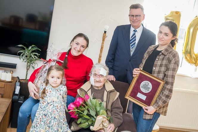 Leokadia, ps. Sarna była łączniczką AK. Janina spędziła młodość na robotach przymusowych w Niemczech, tam poznała miłość życia