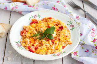 Jajecznica na parze z pomidorami - przepis na zdrowe i sycące śniadanie