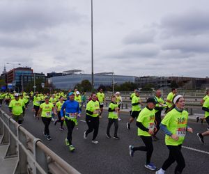 Uczestnicy Biegnij Warszawo 2024 na moście Świętokrzyskim