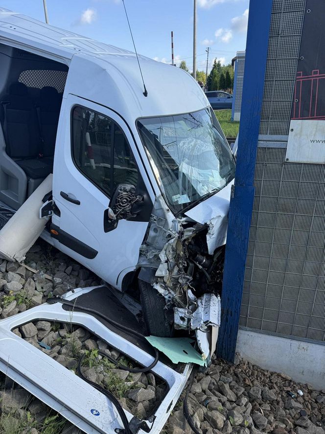 Dostawczak wjechał pod pociąg! Ogromne utrudnienia na kolei