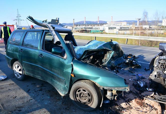Kierowcy zginęli po zderzeniu czołowym. Tragiczny wypadek w Krośnie