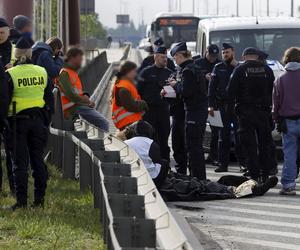 Aktywiści znów blokują Warszawę. Przykleili się do mostu, interweniowało pogotowie