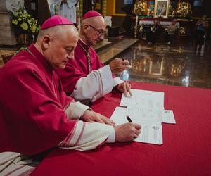 Kanoniczne objęcie diecezji sosnowieckiej przez bp. Artura Ważnego. Dał się poznać jako odważny