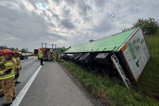 Ciężarówka wypadła z drogi i wylądowała w rowie. Duże utrudnienia na autostradzie A4