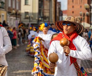 Dni Folkloru w Olsztynie 2025. Ulicami Starego Miasta przeszedł barwny korowód