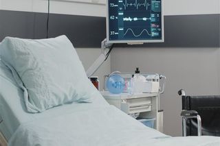 Nowe przepisy o cyberbezpieczeństwie uderzą w szpitale! Medycy alarmują: Szukamy pieniędzy, których nie mamy