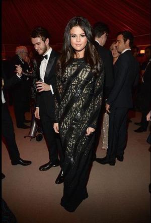 Selena Gomez i Zedd razem na gali Oscary 2015. Gomez pozowała do zdjęć, a gdzie był Zedd? Wiemy to! ;)