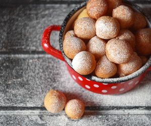 Chrupiące mini pączki dyniowe. Przepis na sezonową przekąskę godną szefa kuchni 