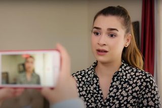 Ege śledzi Melis i dla zmyłki proponuje jej natychmiastowy ślub.