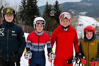 Prezydent Andrzej Duda na nartach szusował z dziećmi. Zobacz zdjęcia