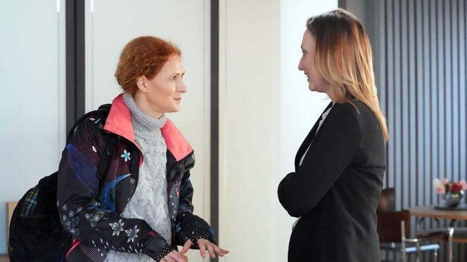 Barwy szczęścia odc. 3022. Asia Sokalska (Anna Gzyra), Halina Kałuża (Marta Zięba)