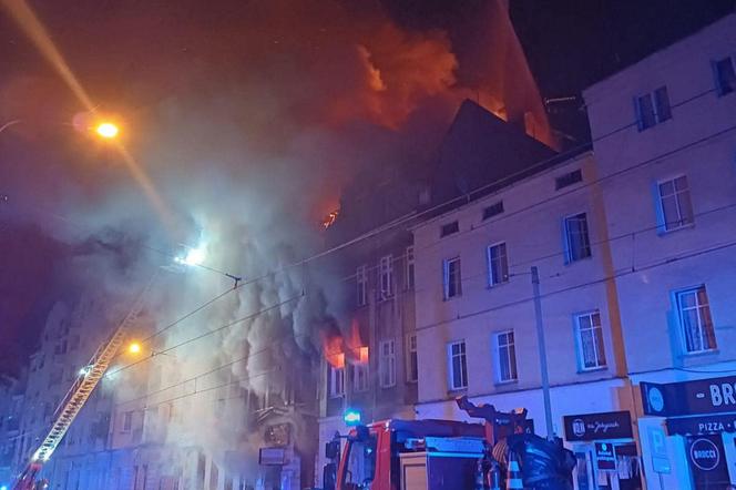 Pożar w Poznaniu. Wielu strażaków rannych. W czasie działań gaśniczych doszło do eksplozji [ZDJĘCIA].