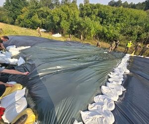 Fala powodziowa we Wrocławiu. Pod wodą są już beach bary i drogi 