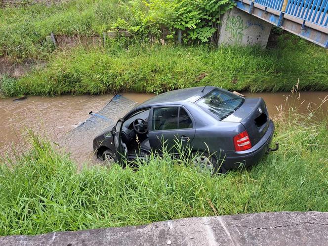 Skoda zanurkowała w Wątoku. Utrudnienia na ważnej trasie wylotowej z Tarnowa