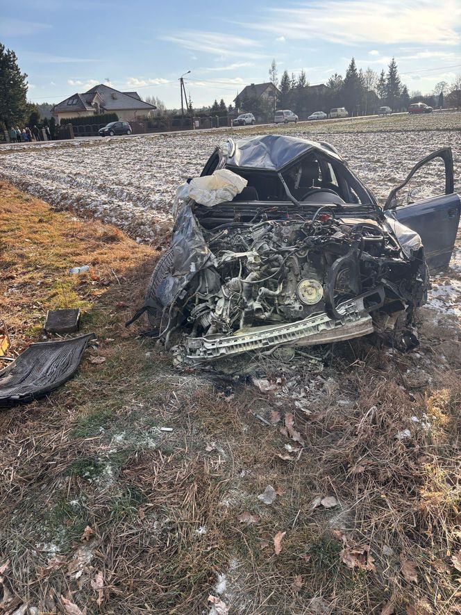 Wypadek w Dębowicy, auto dachowało