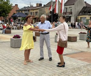 Starachowickie potańcówki na Rynku. Międzypokoleniowa zabawa pełna radości! Zobacz niezapomniane zdjęcia