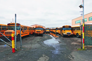 Nowy pomysł na szkolne autobusy.  Miasto zafunduje wi-fi schroniskom dla bezdomnych