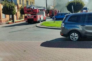 Wiskitki. Śmiertelny pożar budynku na placu Wolności. 4-letni chłopiec nie żyje [ZDJĘCIA]