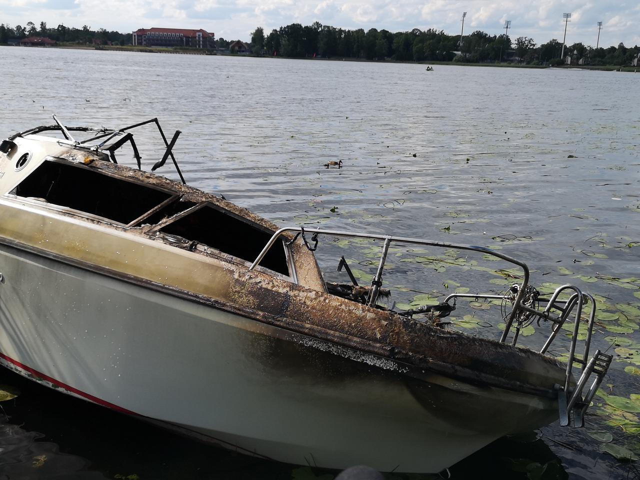 Pożar łodzi na Jeziorze Drwęckim w Ostródzie. Na pokładzie były dzieci! [ZDJĘCIA]