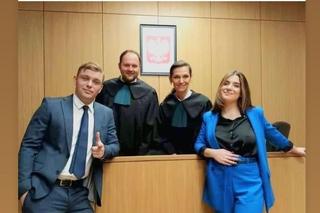 Barwy szczęścia na planie. Klemens (Sebastian Perdek), Sylwia Paszkowska (Olga Bończyk), Hubert (Marek Molak), Agata (Natalia Zambrzycka)