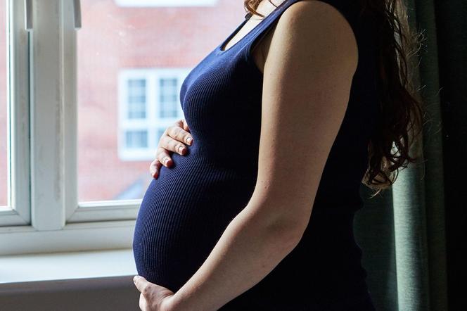 Kobieta w ciąży musiała uciekać przez okno. O pomoc poprosiła przechodnia 