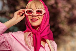 Efektowny sposób na wiązanie apaszki wiosną. Stylowo i elegancko. Tak zawiązana apaszka jest wygodna i chroni szyję. Z miejsca +10 do stylu 