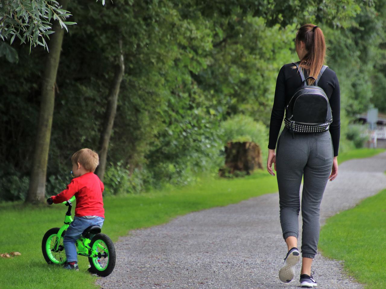 Koronawirus w Polsce. Czy radomianie powinni wychodzić z dzieckiem na spacer podczas społecznej kwarantanny? 