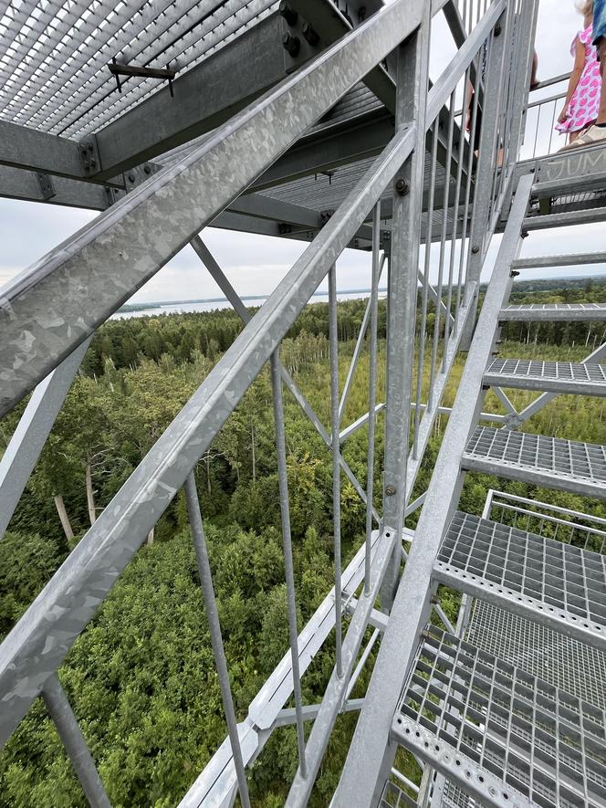   To najwyższa wieża widokowa w warmińsko-mazurskim. Trzeba pokonać niemal 200 schodów. Zobacz zdjęcia