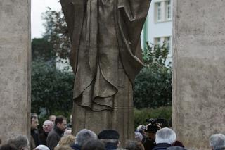 Francuzi chcą zniszczyć pomnik naszego Papieża