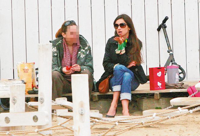 Marta Kaczyńska w szpilkach na plaży