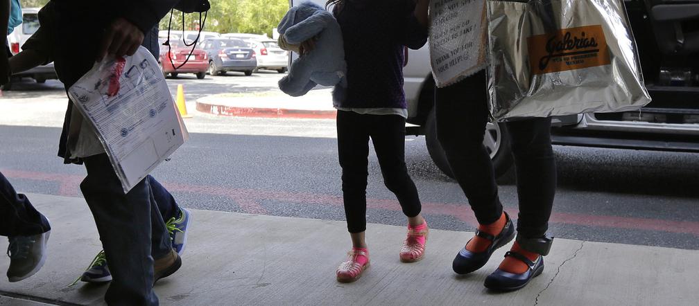 Wypuszczają imigrantów i znaczą ich jak przestępców