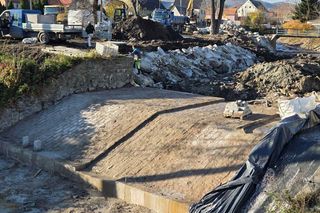 Budowlańcy kończą prace na potoku Biała Woda w Paczkowie