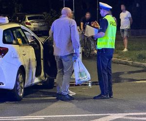 Makabryczny wypadek na Mokotowie. Motocyklista zderzył się z autem i wpadł na parking